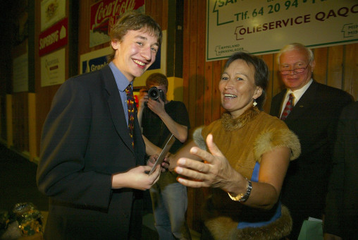 Bendó leiðir Luke McShane að ræðupúltinu. Sigurvegarar þurfa að kunna að koma fyrir sig orði.Fyrsta_Grænlandsmótið_2003