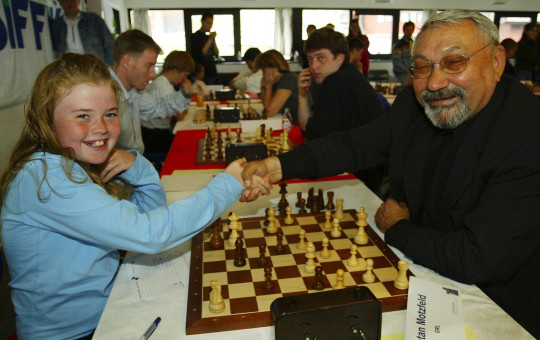 Sigurlaug Jóhannsdóttir og Jónatan Motzfeldt takast í hendur eftir fjöruga skák, sem grænlenski þingforsetinn vann.Fyrsta_Grænlandsmótið_2003