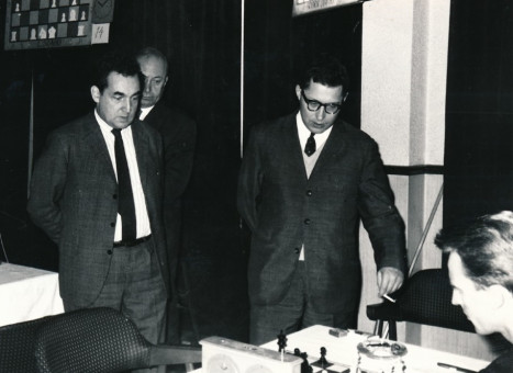 1968 Taimanov og Vasiukov fylgjast með Friðriki að tafli.